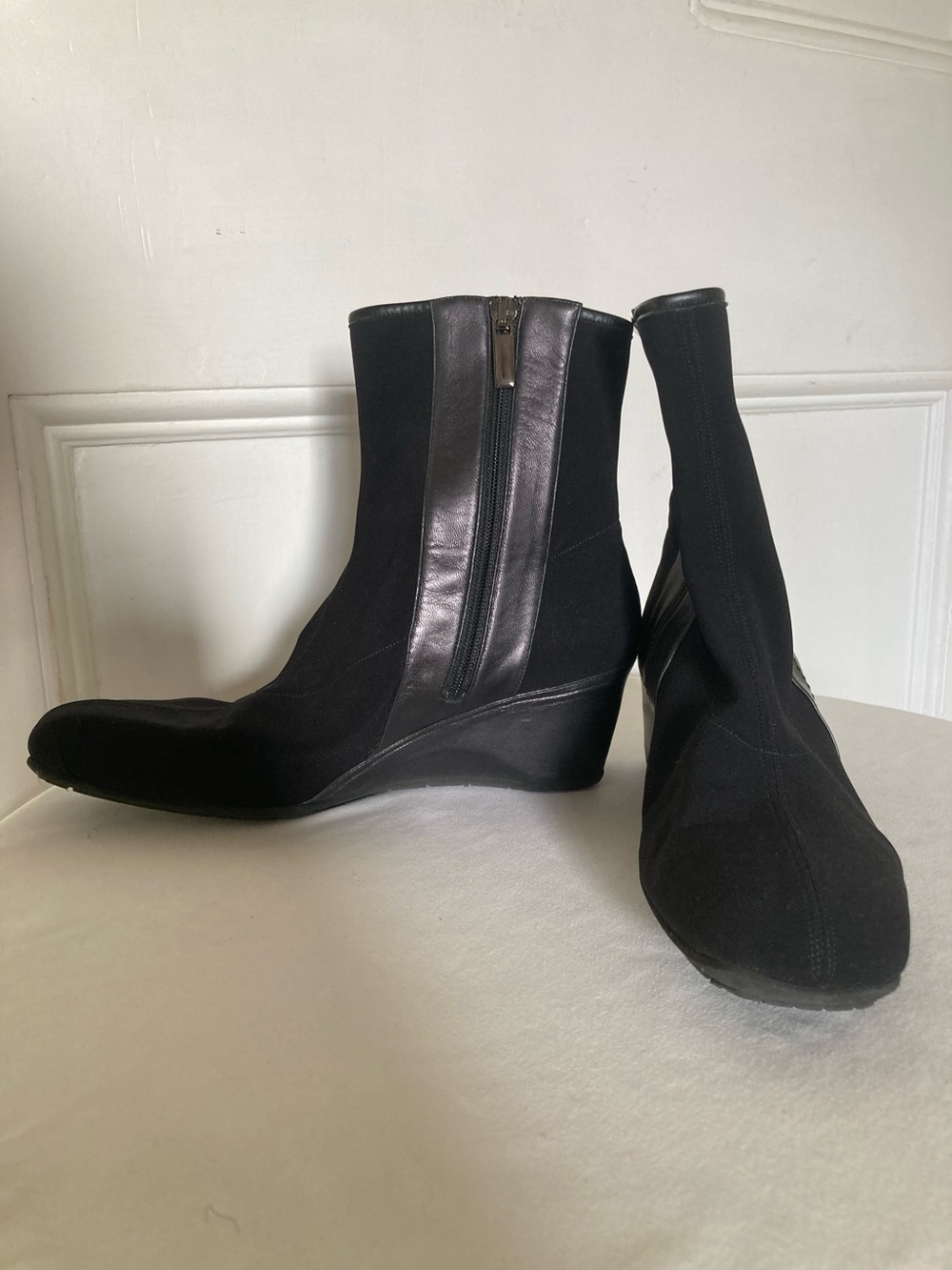 Thierry Rabotin Italy black booties black leather and stretchy fabric good 38.5